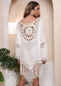 Detail eines Boho-Häkel-Strand-Cover-ups mit Mandala-Spitzenrücken und langen Fransen