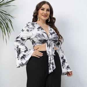 Détail du crop top tie-dye grande taille à manches évasées et pantalon large noir