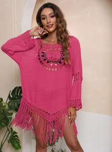 Nahaufnahme von rosafarbenem Strand-Cover-up mit Häkelmuster, Fransen und Hohlstrick-Details