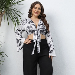 Détail du crop top tie-dye avec col en V profond, manches évasées et lien à nouer