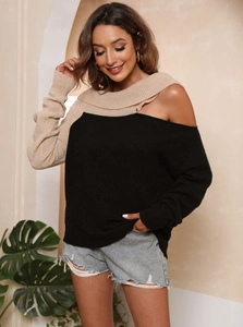 Dettaglio maglione in maglia monospalla con contrasto asimmetrico beige e nero