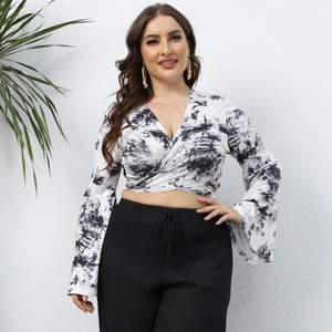 Haut court tie-dye grande taille avec décolleté en V plongeant et manches évasées