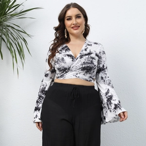 Détail du haut cache-cœur tie-dye grande taille à manches évasées et pantalon à cordon noir