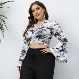 Ensemble haut court tie-dye à manches cloche et pantalon large taille haute