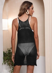 Gros plan sur la maille au crochet noire d'une robe de plage ajustée pour femmes