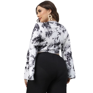 Haut tie-dye grande taille à manches évasées avec pantalon large, vue arrière sur blanc