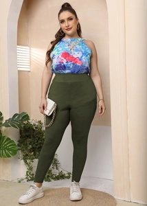 Detail of plus size tie-dye halter top and dark green high waist slim leggings set
