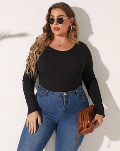 Detailansicht des schwarzen Langarm-Bodys mit Rippenstruktur an lässigem Model