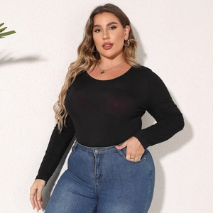 Detailansicht des schwarzen langärmeligen Bodys aus Rippstrick mit klassischer blauer Jeans