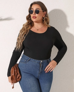 Schmal geschnittener schwarzer Langarm-Body für Damen mit klassischer blauer Jeans