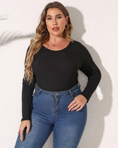 Detailaufnahme von schwarzem Langarm-Body mit Rippenstruktur und klassischer blauer Jeans
