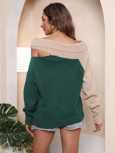 Dettaglio della trama a contrasto e scollatura asimmetrica sul maglione ampio da donna