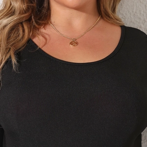 Elegante goldene Halskette mit rundem CD-Relief-Anhänger an einem Modemodell