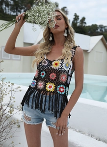 Top bohème noir au crochet avec motifs floraux colorés et ourlet à longues franges