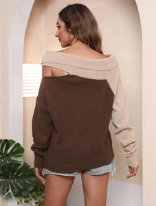 Dettaglio del maglione a coste con spalle scoperte e design color block marrone e beige
