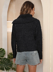 Vue détaillée du dos de la veste en polaire noire avec un grand col asymétrique chic