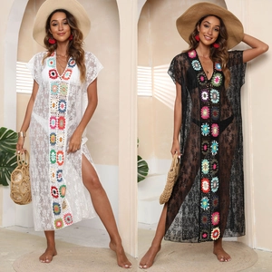 Détail de la dentelle au crochet et des motifs floraux sur cette robe de plage sexy