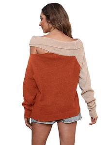 Maglione in maglia bicolore rosso e beige con spalle scoperte e ritaglio sul retro