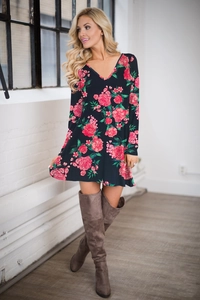Dettaglio mini abito a maniche lunghe con scollo a V e stampa floreale di rose rosse su blu