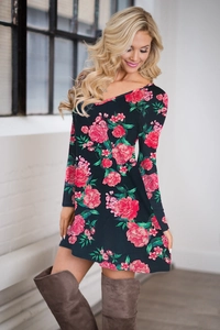 Dettaglio dell'abito floreale a maniche lunghe con scollo a V e stampa di rose su nero