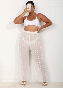 Detalle del pantalón playero de gasa blanca transparente con lunares 3D y de pierna ancha