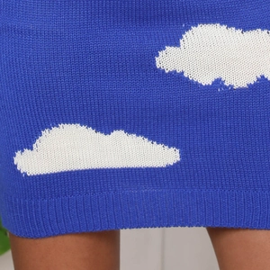 Vue détaillée du tissu en tricot bleu royal avec motifs de nuages blancs et ourlet côtelé