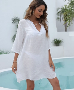 Détail du cache-maillot blanc en coton et lin avec décolleté en V profond et poche