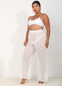 Detalle de pantalones de malla blanca semitransparente con puntos 3D y cintura elástica