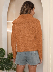 Vue détaillée du dos d'un pull en polaire teddy couleur gingembre avec grand col à revers