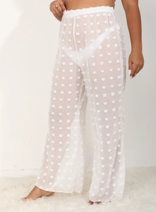 Detalle del tejido de malla blanca transparente con pompones de gasa 3D en pantalones