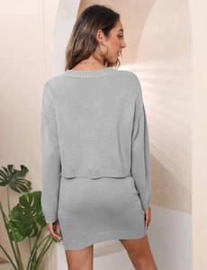 Vue arrière d'un ensemble deux pièces gris en maille avec pull et jupe courte moulante