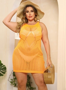 Détail de la robe de plage orange en maille ajourée montrant la texture crochetée sans manches