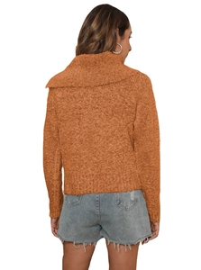 Pull femme caramel à grand col irrégulier avec texture en maille bouclée épaisse