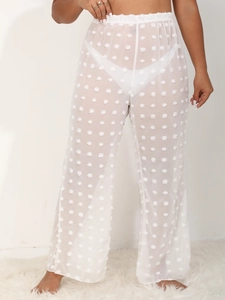 Vista de cerca de la tela blanca transparente con puntos 3D en los pantalones de pierna ancha
