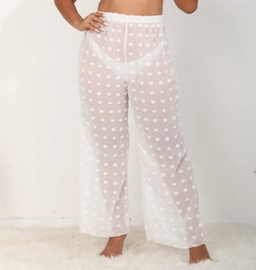 Detalle de pantalones anchos blancos transparentes con textura de lunares y cintura elástica
