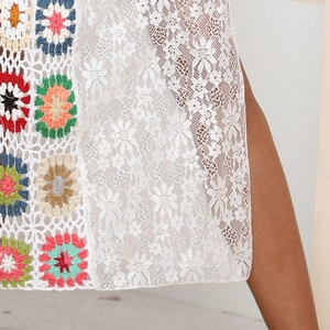Gros plan sur les carrés de crochet bohème et la dentelle florale du cache-maillot de plage