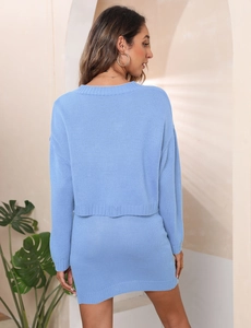 Vue latérale de l'ensemble deux pièces en tricot bleu clair avec pull et jupe pour femme