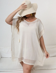 Robe de plage bohème au crochet avec col en V évidé et coupe ample blanc crème