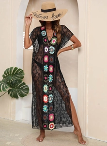 Détails des fleurs au crochet colorées sur la robe de plage en dentelle noire