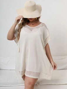Robe de plage au crochet beige avec col en V et détails de tricot ajouré