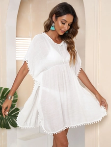 Tunique de plage blanche à col en V avec bordure pompon et manches chauve-souris