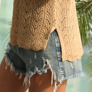 Détails du haut en crochet à motif feuilles et short en jean effiloché avec ourlet ondulé