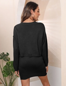 Vue arrière de l'ensemble tricoté noir pour femme avec jupe moulante et coupe ajustée