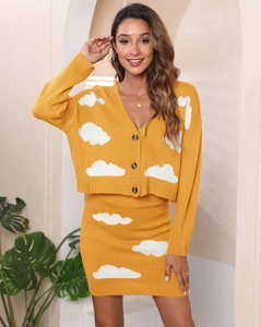 Détail du cardigan en maille jaune avec motif nuage blanc et trois boutons foncés