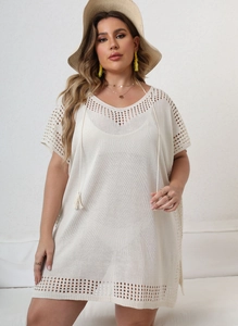 Détail du motif au crochet ajouré et du col à cordon de cette robe de plage
