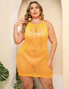 Détail d'une robe de plage en crochet orange avec des motifs ajourés complexes