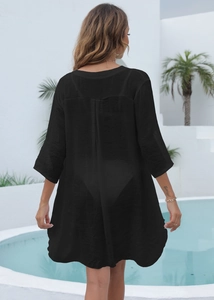 Vue arrière d'un cache-maillot noir semi-transparent en tissu texturé au bord de la piscine