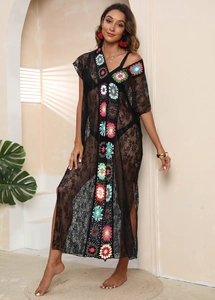 Détail de robe de plage bohème en dentelle avec motifs au crochet colorés et fentes latérales