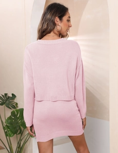 Vue arrière d'un ensemble en tricot rose avec pull court et mini-jupe pour femme