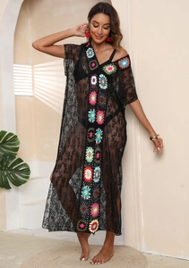 Détail du cache-maillot en dentelle noire avec fleurs au crochet et fente latérale